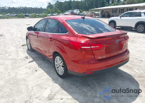 2018 Ford Focus Titanium z USA, uszkodzony, nr VIN 1FADP3J23JL295888